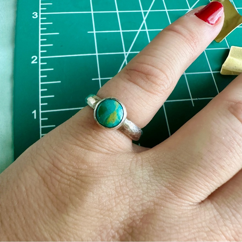 Navajo Turquoise w/ Handmade Hammered Silver Band Ring Signed MC, Size 5 - Picture 4 of 6